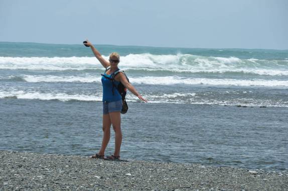 Trilha nos leva até o mar, no Parque Nacional Corcovado, na Península de Osa, no sul da Costa Rica